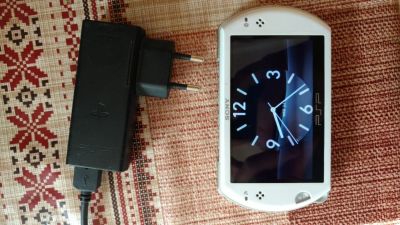 Лот: 9730253. Фото: 1. Psp Go белая с играми. Игровые приставки, консоли