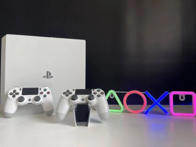 Лот: 21140244. Фото: 1. PS 4 pro 1 tb белая + 2 геймпада... Игровые приставки, консоли