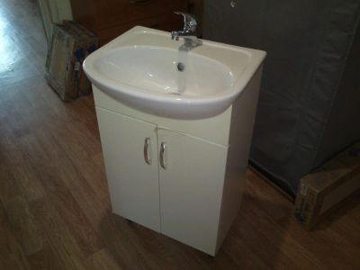 Лот: 8516156. Фото: 1. Раковина + тумба + смеситель... Мебель для ванной комнаты