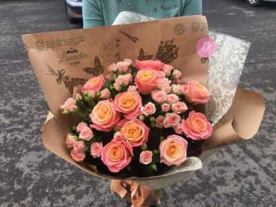 Лот: 12311012. Фото: 1. Шикарный букет с кустовой розой. Свежие цветы