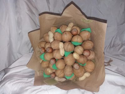Лот: 15512576. Фото: 1. Букет из орехов есть готовый. Букеты из конфет, игрушек