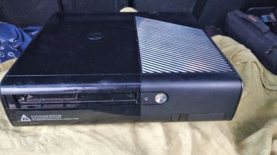 Лот: 19623975. Фото: 1. Приставка Xbox 360Е без комплекта. Игровые приставки, консоли