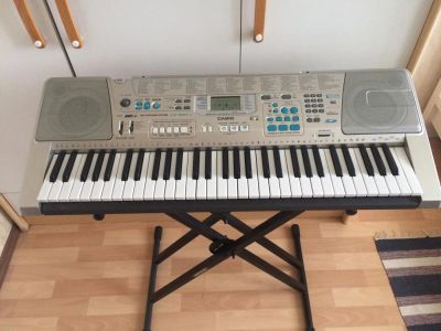 Лот: 10396552. Фото: 1. Синтезатор Casio LK-300 tv и подставка... Клавишные