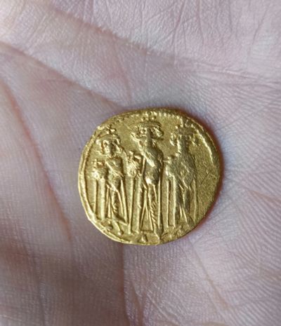 Лот: 24695969. Фото: 1. Золотой солид, Византия, Ираклий... Античные