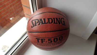 Лот: 17417579. Фото: 1. Мяч баскетбольный Spalding TF-500... Мячи, ракетки, шайбы, клюшки