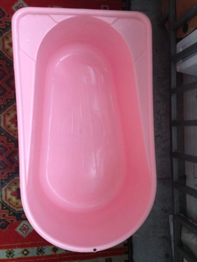 Лот: 7640373. Фото: 1. Ванночка для купания розовая. Ванночки, сиденья, горшки