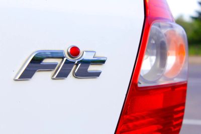 Лот: 5650834. Фото: 1. Honda Fit белый хетчбэк 5 дверей... Автомобили