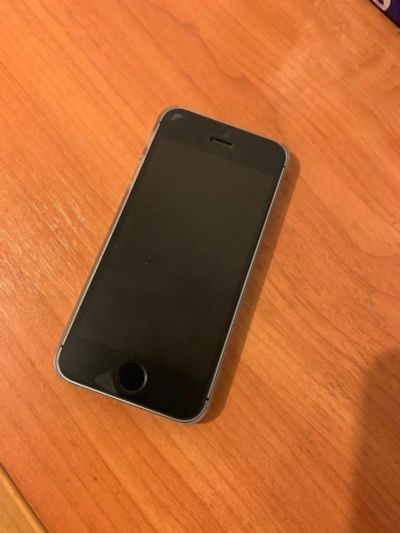 Лот: 14303654. Фото: 1. Iphone SE 32gb black полный комплект... Смартфоны