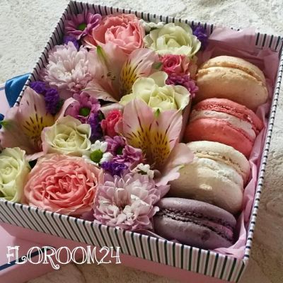Лот: 7771285. Фото: 1. Цветочная коробочка с макаронс... Свежие цветы