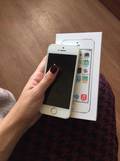 Лот: 8234879. Фото: 1. iPhone 5S Silver 16GB. Смартфоны