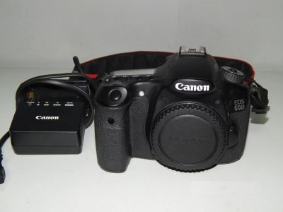 Лот: 9215460. Фото: 1. Продам зеркальную фотокамеру Canon... Цифровые зеркальные