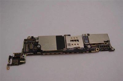 Лот: 11384879. Фото: 1. Системная плата iPhone 5 64 гб. Микросхемы и платы