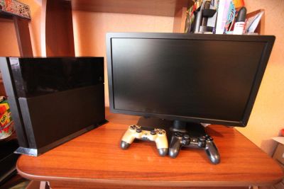 Лот: 10433493. Фото: 1. Playstation 4 + монитор Benq et-0035-n... Игровые приставки, консоли