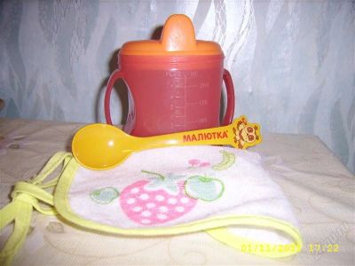 Лот: 1307592. Фото: 1. Поилка,ложечка и слюнявчик одним... Всё для кормления