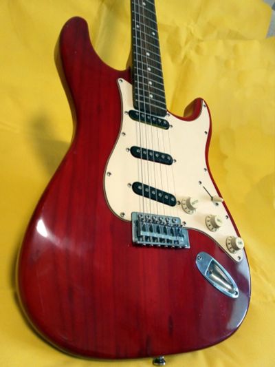 Лот: 16178273. Фото: 1. Fender Stratocaster (red). Гитары