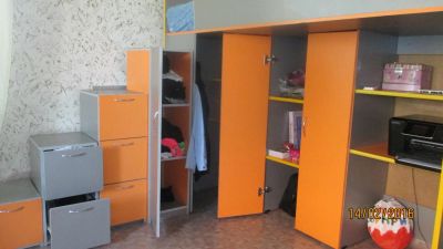 Лот: 5967160. Фото: 1. Кровать-чердак с комодом и вместительными... Комплекты детской мебели