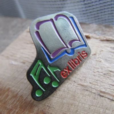 Лот: 24890922. Фото: 1. Значок Экслибрис (Exlibris) книга... Сувенирные