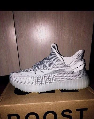 Лот: 14703813. Фото: 1. Кроссовки Adidas Yeezy 350 Boost... Кеды, кроссовки, слипоны