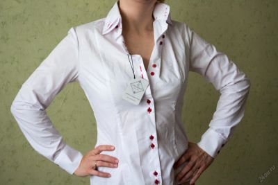 Лот: 5624267. Фото: 1. Блузка белая с красными пуговицами... Блузы, рубашки