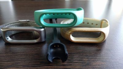 Лот: 13317360. Фото: 1. Зарядка и 3 браслета mi band 2. Зарядные устройства, блоки питания, адаптеры сетевые для смартфонов