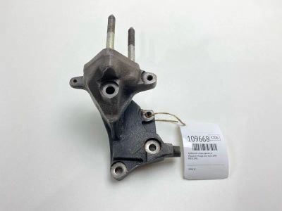 Лот: 25243280. Фото: 1. Кронштейн опоры двигателя Mitsubishi... Двигатель и элементы двигателя