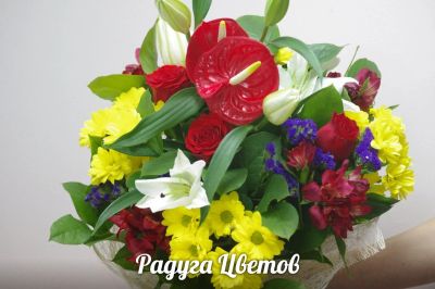 Лот: 6705609. Фото: 1. Фирменный букет от Радуги Цветов... Свежие цветы
