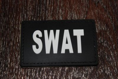 Лот: 3643954. Фото: 1. Нашивка на липучке "SWAT". Другое (военно-спортивные игры)