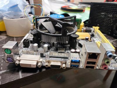 Лот: 25524193. Фото: 1. Материнская плата Asus H81M-R... Материнские платы