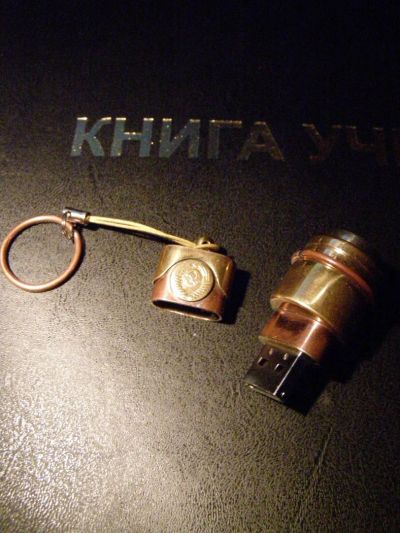 Лот: 4369730. Фото: 1. Брелок стимпанк флешка 8 Gb... USB-флеш карты