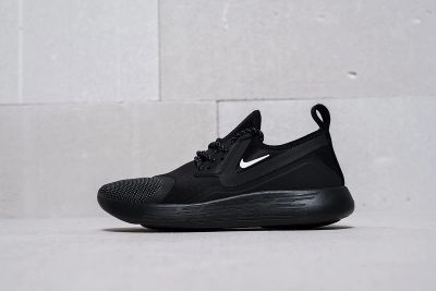 Лот: 11618505. Фото: 1. Кроссовки Nike Lunarcharge. Кеды, кроссовки, слипоны