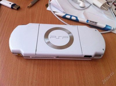 Лот: 959636. Фото: 1. PSP 2008 Slim White 4GB. Игровые приставки, консоли