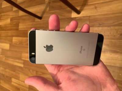 Лот: 12876029. Фото: 1. iPhone SE. Смартфоны