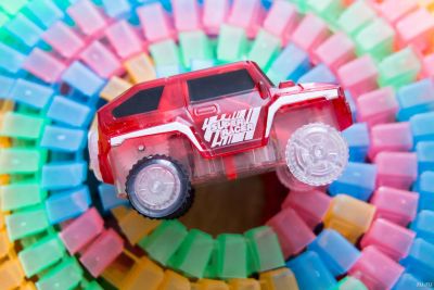 Лот: 13799035. Фото: 1. Гибкий трек и машинка на батарейках. Машины и техника