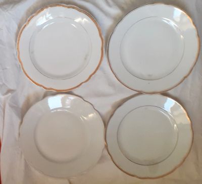 Лот: 19690456. Фото: 1. Фарфоровые белые тарелки. Фарфор... Тарелки, блюда, салатники