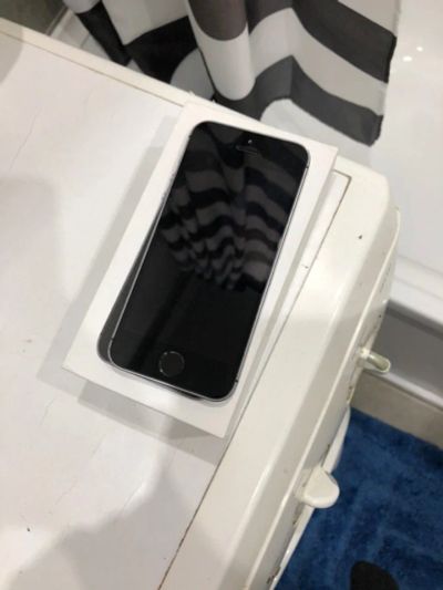 Лот: 13399018. Фото: 1. iPhone SE 32Gb. Смартфоны