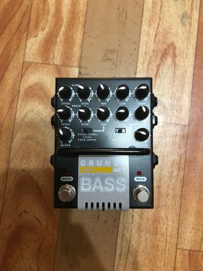 Лот: 11500494. Фото: 1. AMT Bass Crunch с блоком питания. Гитарные эффекты и комбоусилители