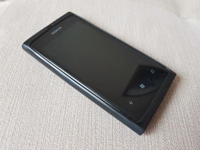 Лот: 11352514. Фото: 1. Смартфон Nokia Lumia 800 + чехол... Смартфоны
