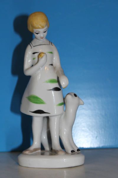 Лот: 11629567. Фото: 1. Фарфоровая статуэтка "Девочка... Фарфор, керамика