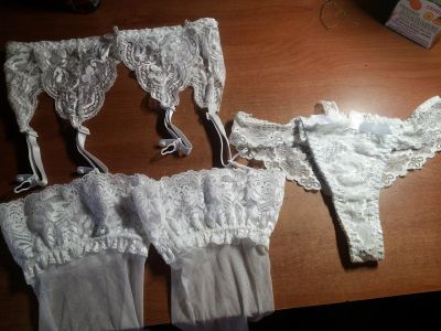 Лот: 5855334. Фото: 1. Белый пояс с чулками и стрингами. Эротическое бельё