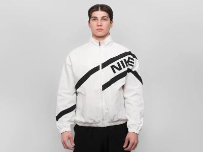 Лот: 25063838. Фото: 1. Ветровка Nike. Верхняя одежда