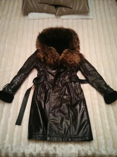Лот: 10354354. Фото: 1. Зимнее кожанное пальто с меховым... Верхняя одежда