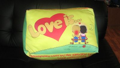 Лот: 4177819. Фото: 1. Подушка Love is. Другое (сувениры, подарки)