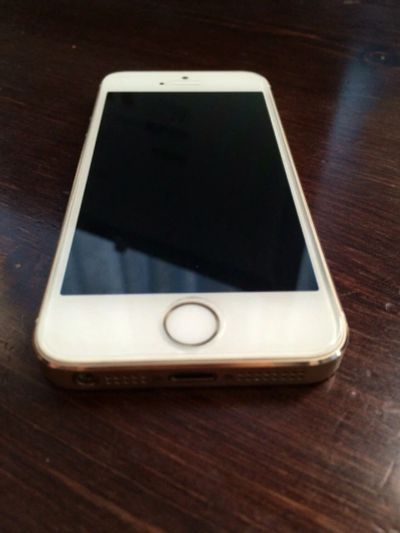 Лот: 7113533. Фото: 1. Продам iPhone 5s gold 32gb. Смартфоны