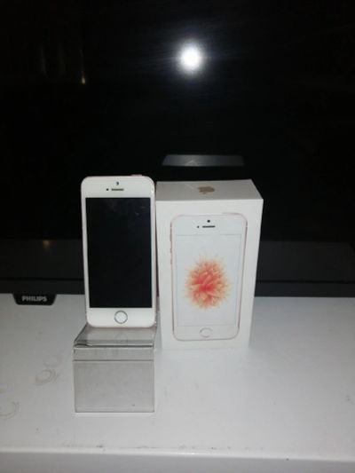 Лот: 14792189. Фото: 1. Iphone se 32Gb (0909-04). Смартфоны