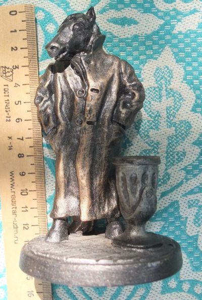 Лот: 16479369. Фото: 1. силуминовая статуэтка Конь в пальто. Фигурки, статуэтки