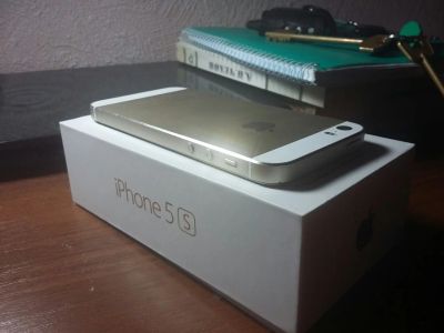 Лот: 8044062. Фото: 1. Продам iPhone 5s gold 16gb. Смартфоны