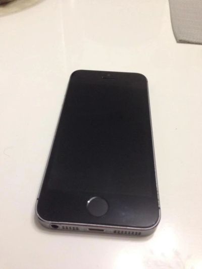 Лот: 8897008. Фото: 1. iPhone 5s black 16gb. Смартфоны