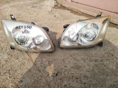 Лот: 14471610. Фото: 1. Фара Toyota Avensis AZT250 1 модель... Оптика и освещение