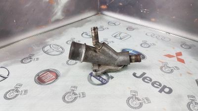 Лот: 23586614. Фото: 1. Патрубок системы охлаждения Isuzu... Двигатель и элементы двигателя