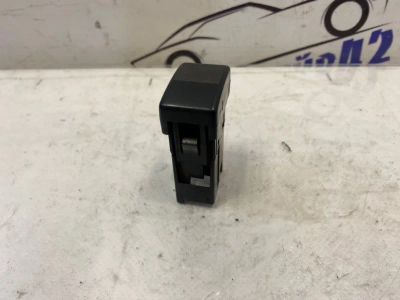 Лот: 21710768. Фото: 1. заглушка кнопки Mazda Demio DW3W. Двигатель и элементы двигателя